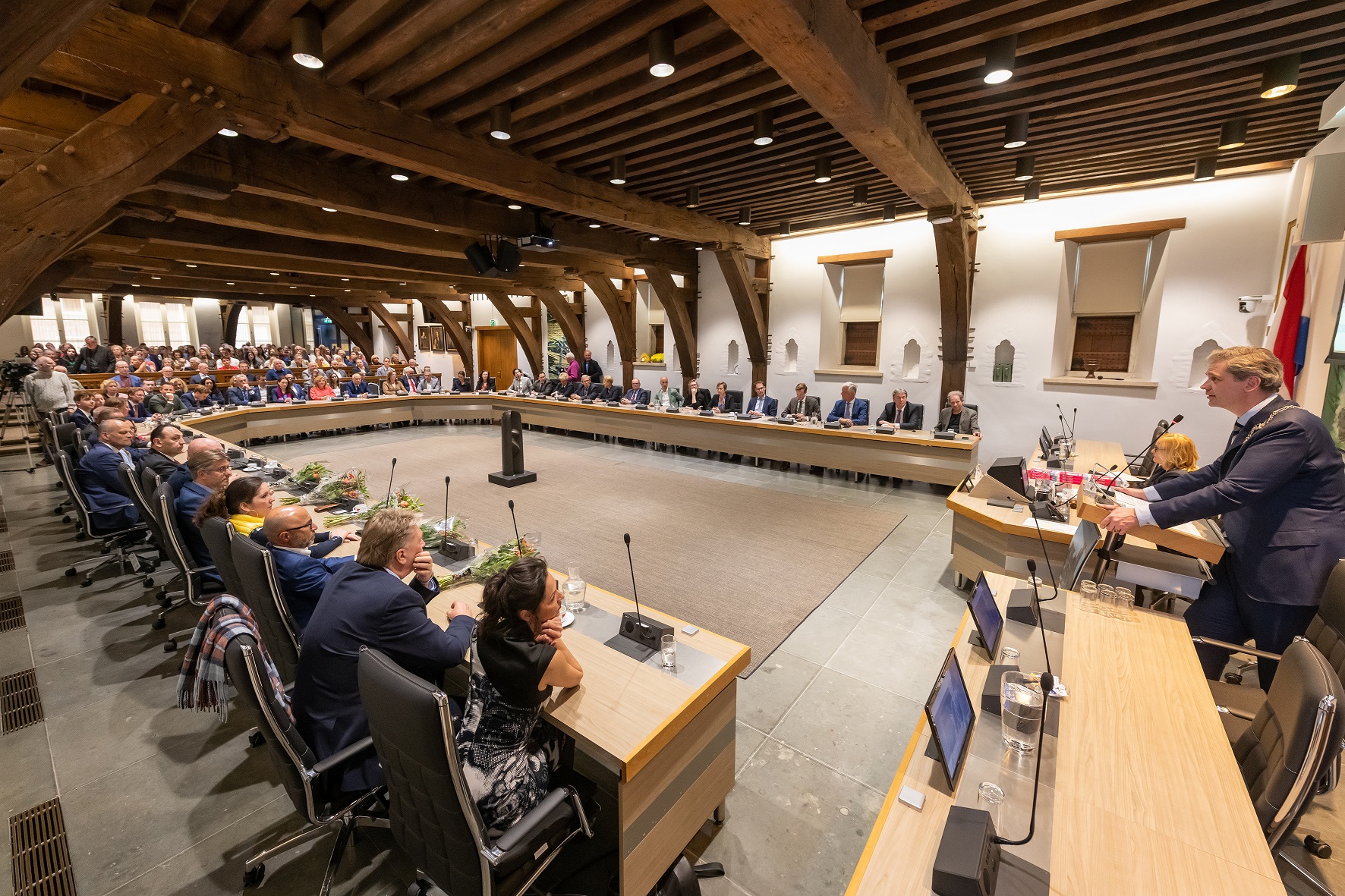 Raadzaal van gemeente Dordrecht met raadsleden